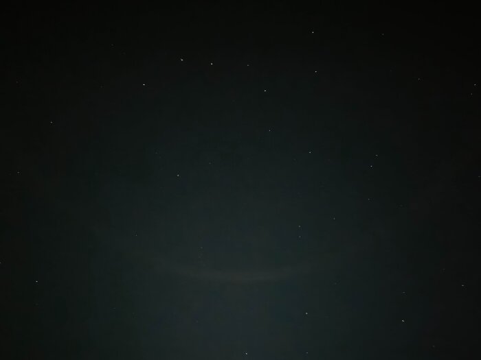 Mörk himmel med stjärnor, svagt synliga på bilden.