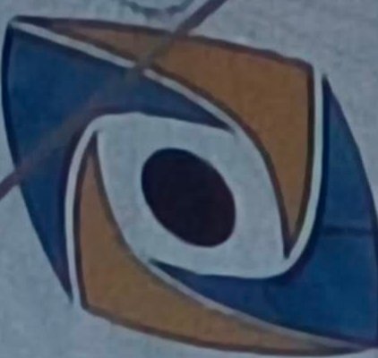 Gult och blått öga-liknande mönster, möjligtvis en logotyp, på grå bakgrund.