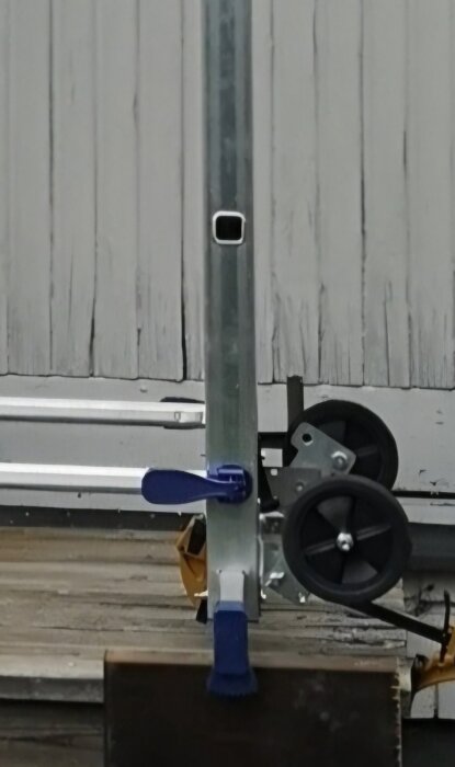 Hjul på en ställning med vridbar mekanism för enkel förflyttning. Ställningen är lutad i 45 grader och klar för att rullas iväg.