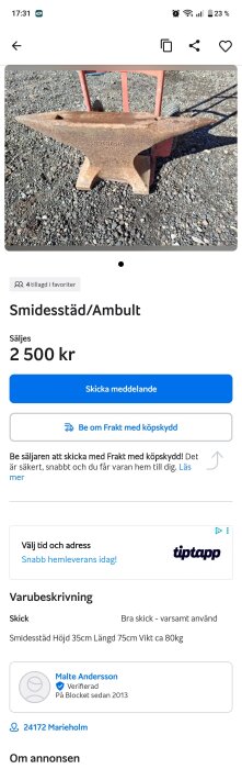 En smidesstäd eller ambult som säljs på en annonsplattform, står utomhus på grus.