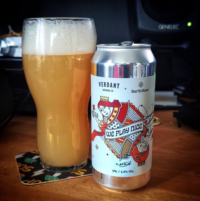 En burk Verdant IPA med etiketten "We Play Nice" och ett glas med gyllene öl.