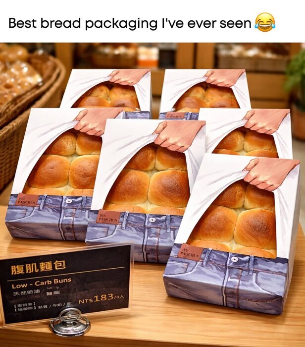 Brödpåsar formade som magrutor i en jeansbyxa, ställda på en butikshylla, med texten "Low-Carb Buns" och prislapp.