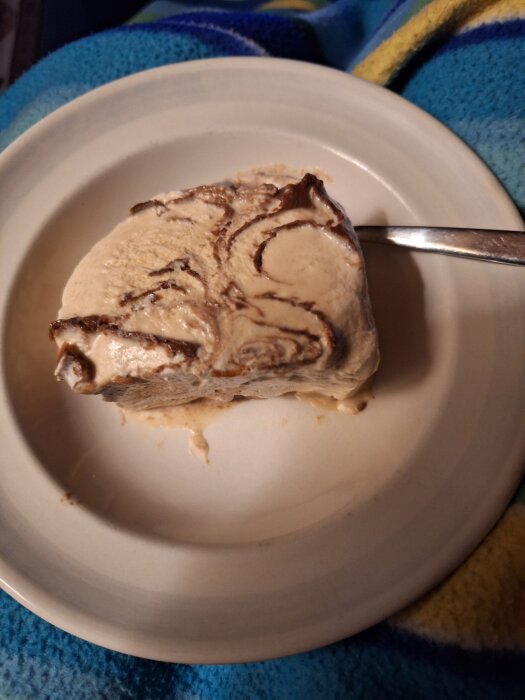 Glassdessert med chokladvirvlar på tallrik.
