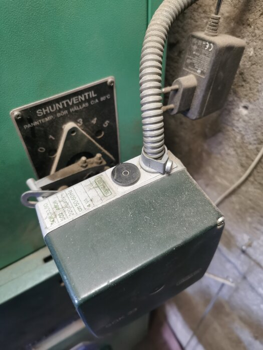 Shuntventil av märket Landis & Gyr, ansluten till en Ctc v25 panna i vattenburet system, med etiketter och elkabel ansluten.