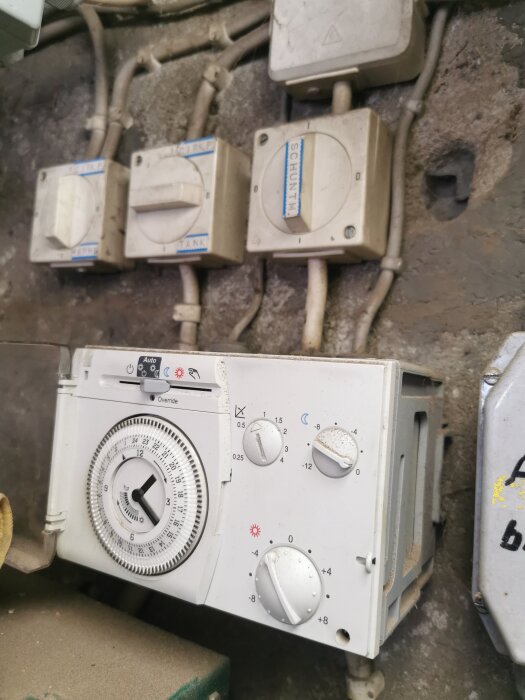 Reglage och termostat för vattenburet system med ctc v25 panna och Landis & Gyr shunt, inklusive tidsinställning och temperaturkontroller.