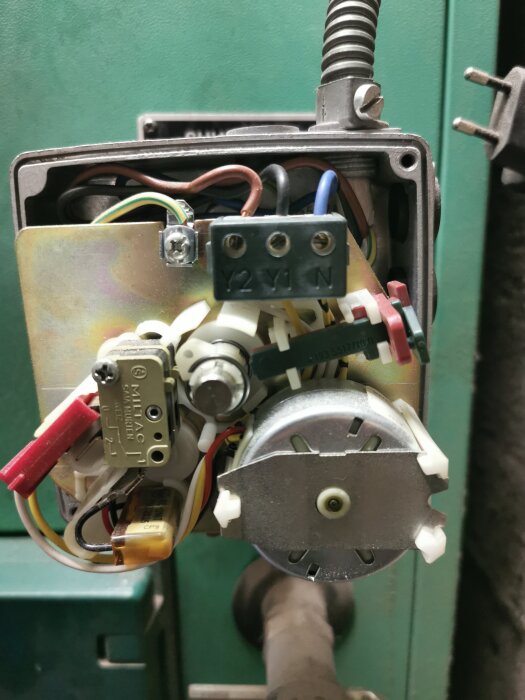 Elektrisk kopplingsdosa med kablar och komponenter, inklusive Y2, Y1, N-terminaler och svart-röd sladd, för mäta spänning och kontrollera givare.