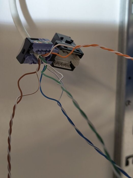 Oskärmad tvinnad parkabel ansluts till Schneider Electric LexCom-uttag, flera färgade ledare kontakteras; verktygsfritt installationsmoment.