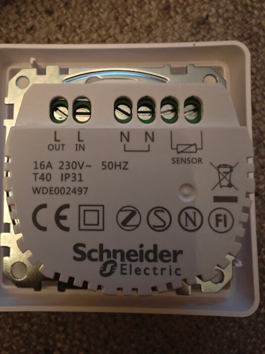 Elektrisk enhet från Schneider Electric med anslutningsportar och märkningar för spänning, frekvens och IP-klassificering.