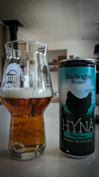 Glas med påsklager från Barlingbo Bryggeri och burk med etiketten "Hynä".
