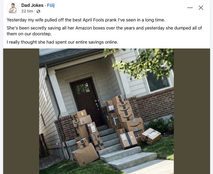 En hög med Amazon-lådor staplade utanför en ytterdörr till ett hus, med grönska i förgrunden.