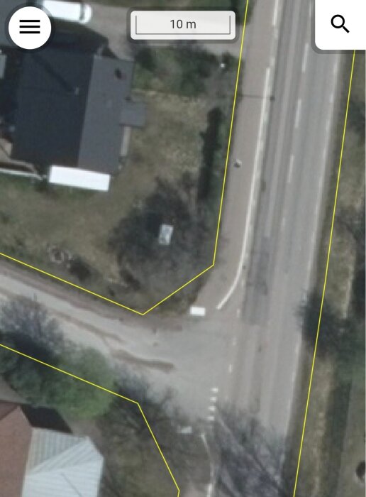 Satellitbild av tomtgräns med gula linjer, vägar och ett hus synliga. Enheter angivna som "10 m".