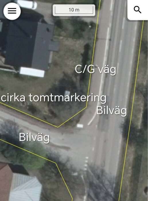 Satellitbild över ett hushålls närområde med markerade vägar och tomtgränser. G/C väg och bilväg syns intill tomten.