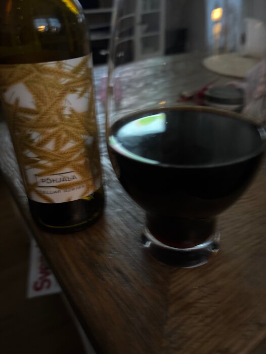 Flaska och glas med mörk stout, Pöhjala cellar series.