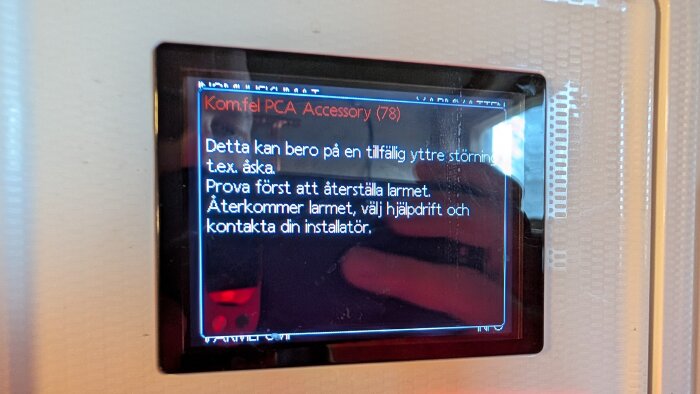 Värmepumpens digitala display visar felmeddelande "Kom. fel PCA Accessory (78)" med instruktioner för åtgärd.