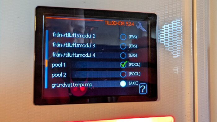 Display på värmepump visar tillbehörsinställningar med val för olika moduler, där "pool 1" är aktiverat.