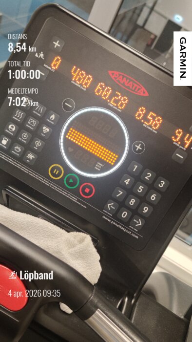 Löpbandspanel visar 8,54 km distans, 1:00:00 tidsåtgång och 7:02 min/km medeltempo. Datum och tid: 4 april 2026, 09:35.