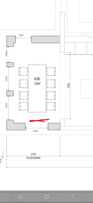 Planskiss av kök på 13 m² med befintligt element markerat, visar förslag för vattenburen golvvärmeanslutning och placering av fördelare till tillbyggnad.