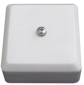 Vit fyrkantig kopplingsdosa med en synlig skruv i mitten, används för installation av elektriska kablar.