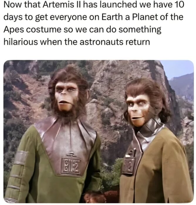 Två personer utklädda som apor från "Planet of the Apes" står i en bergig utomhusmiljö.