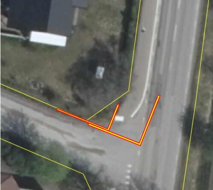 Luftfoto av vägkorsning med uppmärkta sikttrianglar, en för bilar 10x10 m och en för gång- och cykelbana 5x10 m, markerade i rött.