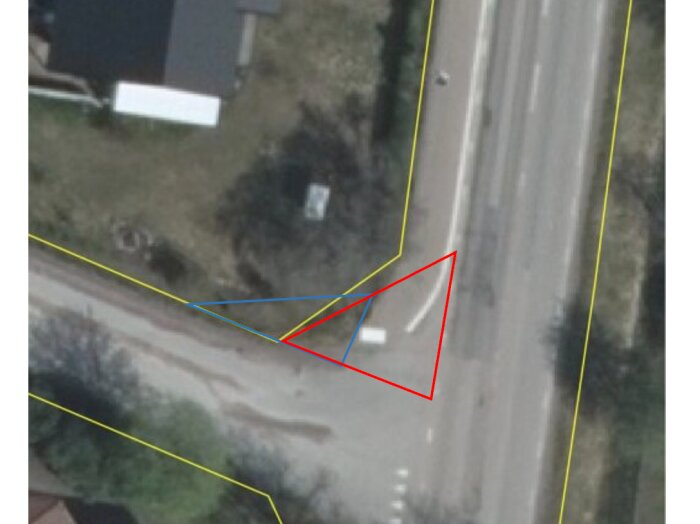 Flygbild av en vägkorsning med markerade linjer i gult, rött och blått. Hus och vegetation syns i bakgrunden.