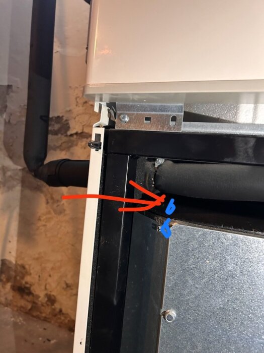 Bergvärmepump med rostiga gängor och tecknade droppar, för att illustrera läckage av köldbärarvätska.