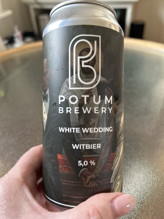 En burk Potum Brewery White Wedding Witbier, 5%, hålls i handen.