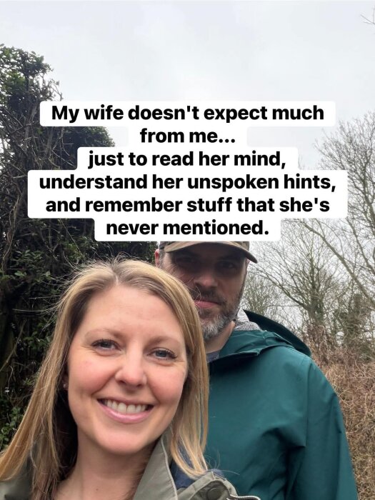 Två personer utomhus, en kvinna ler i förgrunden, en man står bakom henne. I bilden finns en text om relationer.