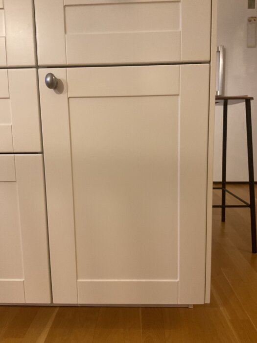 Ikea Grytnäs kökskåpslucka 40x60 cm i färg offwhite med en enkel knopphandtag, installerad i ett kök.