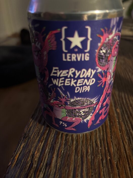 Lervig Everyday Weekend DIPA burk med färgglad etikett och dekorationer, alkoholhalt 9%, uppställd på ett bord.
