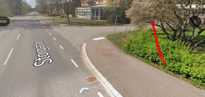 Gata med trottoar och grön häck markerad med röda linjer; potentiell plats för häck enligt kommunens riktlinjer.