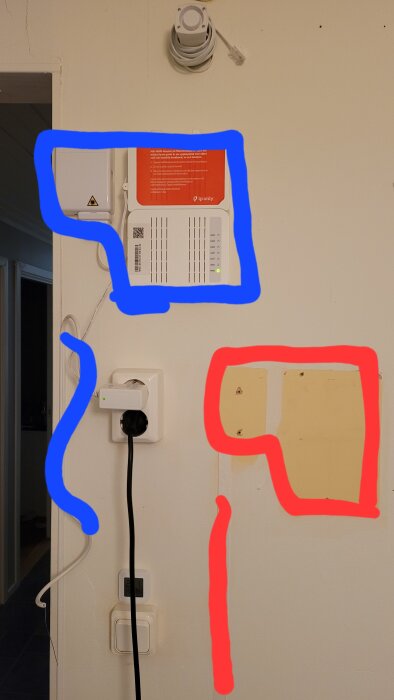 Routerns gamla plats markerad med röda linjer, nya platsen markerad med blå linjer på väggen.