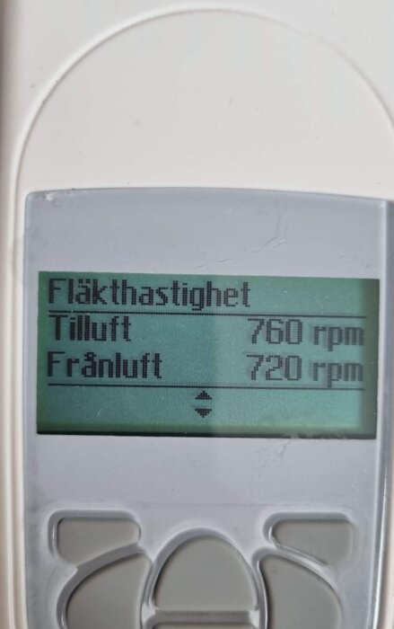 Display på en fjärrkontroll visar fläkthastighet för tilluft 760 rpm och frånluft 720 rpm.