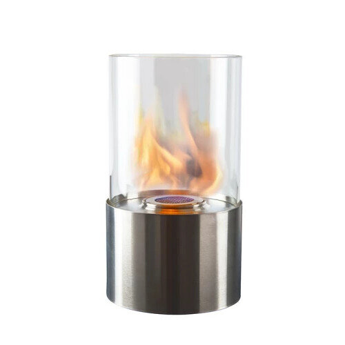 En cylinderformad etanolkamin i glas och metall med synliga lågor inuti.