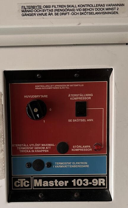 CTC Master 103-9R panel med huvudbrytare och återställningsknappar. Text om filterbyte finns ovanför panelen.