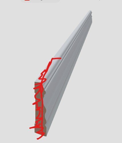 3D-rendering av en listprofil med röda markeringar som visar en snidad eller fräst detalj på ena sidan. Profilen har en upphöjd och flerlagrad design.