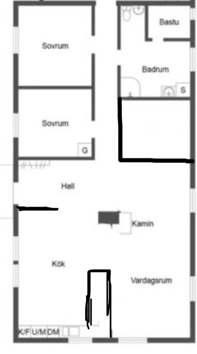 Planlösning av bostad med markerade rum: sovrum, kök, vardagsrum, badrum, bastu, matsal, hall och kamin. Ritat köksö vid köksområdet.