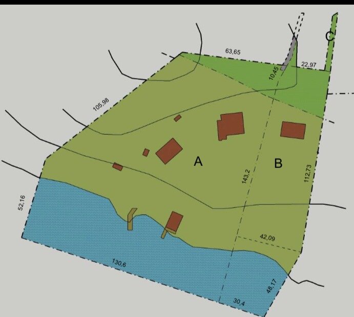 Karta över en fastighet med områden A och B markerade, flera byggnader, gränslinjer och mått samt tillgång till vatten i nederkant.