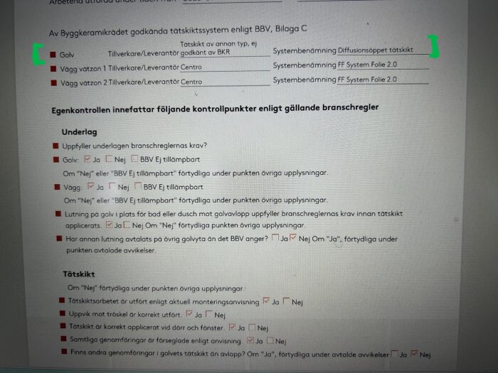 Kvalitetsdokument med markeringar gällande tätskikt och golvbrunnar; frågor om diffusionsöppet tätskikt och BKR-godkännande.