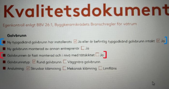 Kvalitetsdokument för våtrum med markeringar som visar frågor kring produktnamn, golvbrunnens installation och dess höjd i förhållande till tätskiktet.