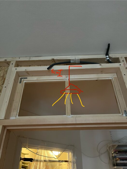Byggprojekt med träram och skjutdörrar, markerad plats för en lampa i taket med röda och gula linjer och en anteckning om 8 cm avstånd.