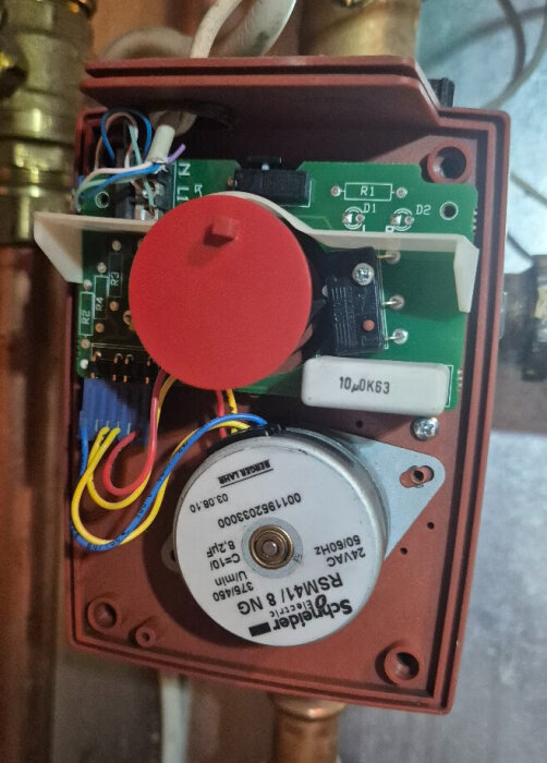 Öppen shuntmotor med kretskort, kablar och komponenter inkl. kondensator och röd indikator. Ventilsystem för värme reglering.