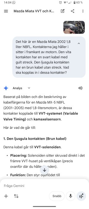 Närbild på händer som håller i två kontakter på en Mazda Miata-motor, en vit med svart kabel och gul rand, och en ljusgul med brun kabel.