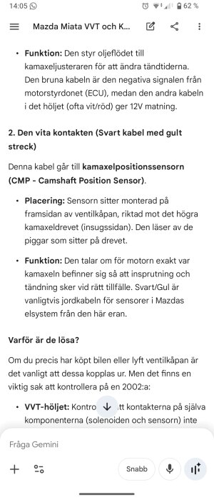 Text på skärm som beskriver funktion och placering av en vit kontakt med svart/gult streck, kopplad till kamaxelpositionssensor för en Mazda Miata VVT.