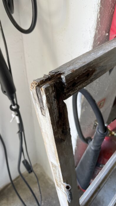 Förbättrat nedre hörn av en fönsterkarm, med nya trädelar och behandling med linolja och terpentin, efter omfattande renovering.