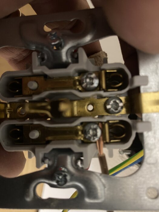 Närbild av ett Roth Lange uttag med synliga anslutningsskruvar och kopparledare; installation utan ändhylsor diskuteras.