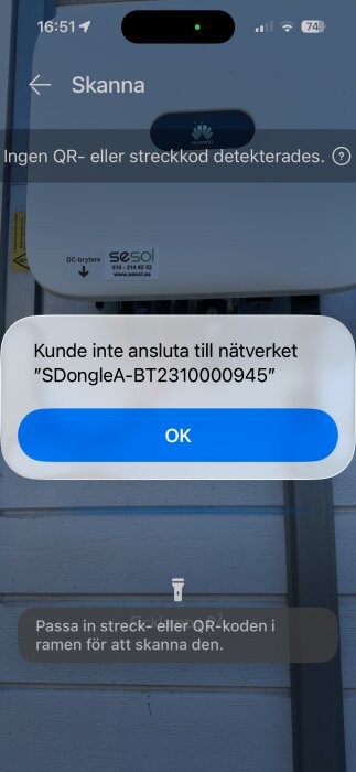 Mobilskärm visar felmeddelande om att nätverket "SDongleA-BT2310000945" inte kunde anslutas. Huawei enhet syns i bakgrunden.