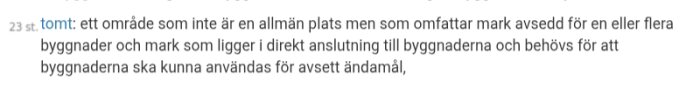 Definition av tomt enligt lagtext, beskriver mark avsedd för byggnader och användning.