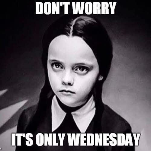 Ung flicka med flätor och seriöst ansiktsuttryck, text "Don't worry, it's only Wednesday" ovan och under bilden.