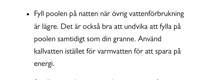 Råd om poolfyllning: Fyll på natten för lägre vattenförbrukning. Undvik samtidigt som grannen. Använd kallvatten för att spara energi.